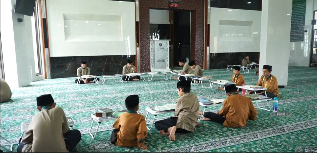 Halaqah tahfidz adalah majelis penuh berkah yang membimbing generasi muda menghafal dan memahami Al-Qur’an.