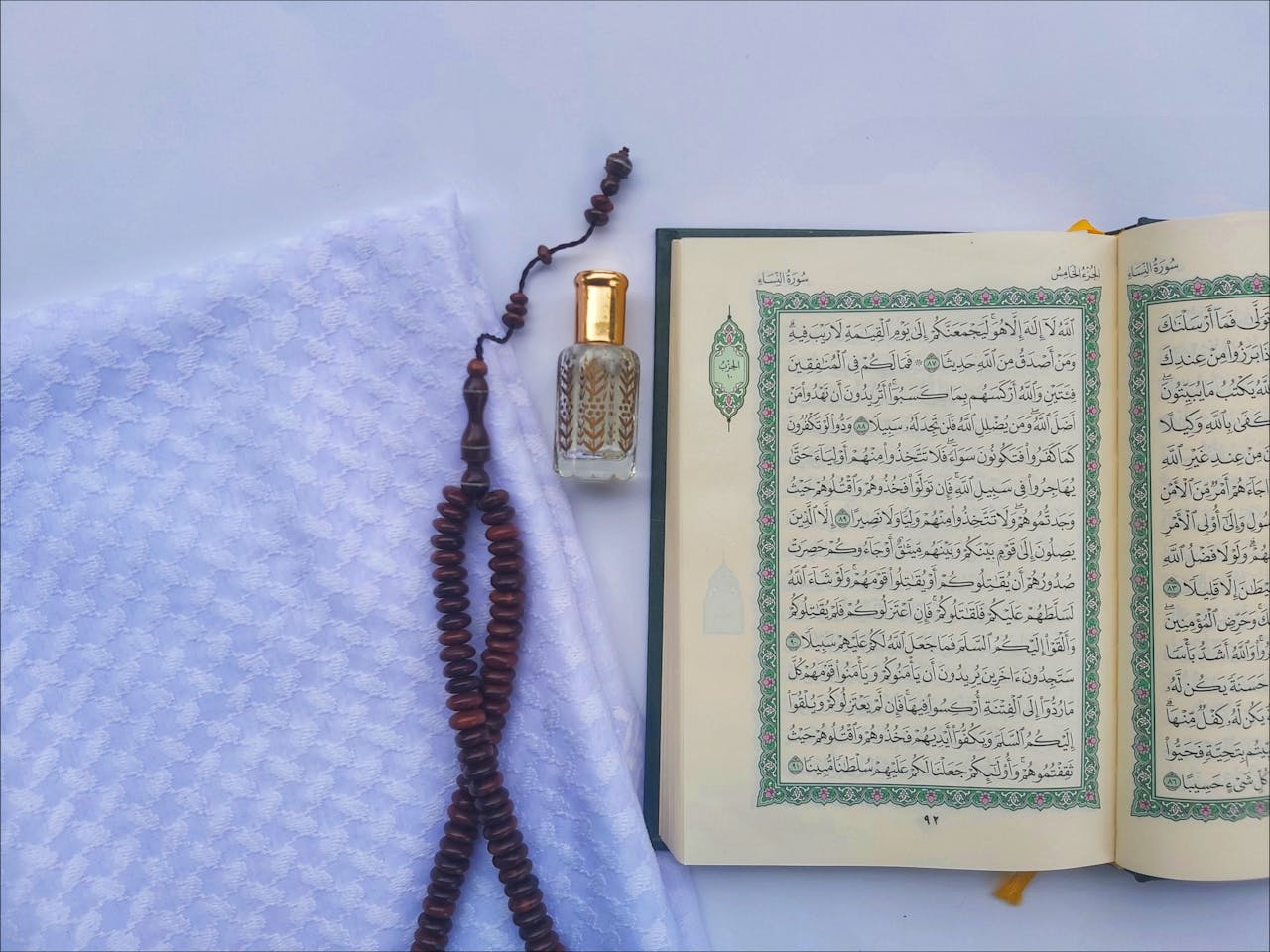 5 Cara Sederhana Menjadikan Al-Qur'an Sahabat Terbaik Sehari-hari, Hati Tenang Jiwa Bercahaya