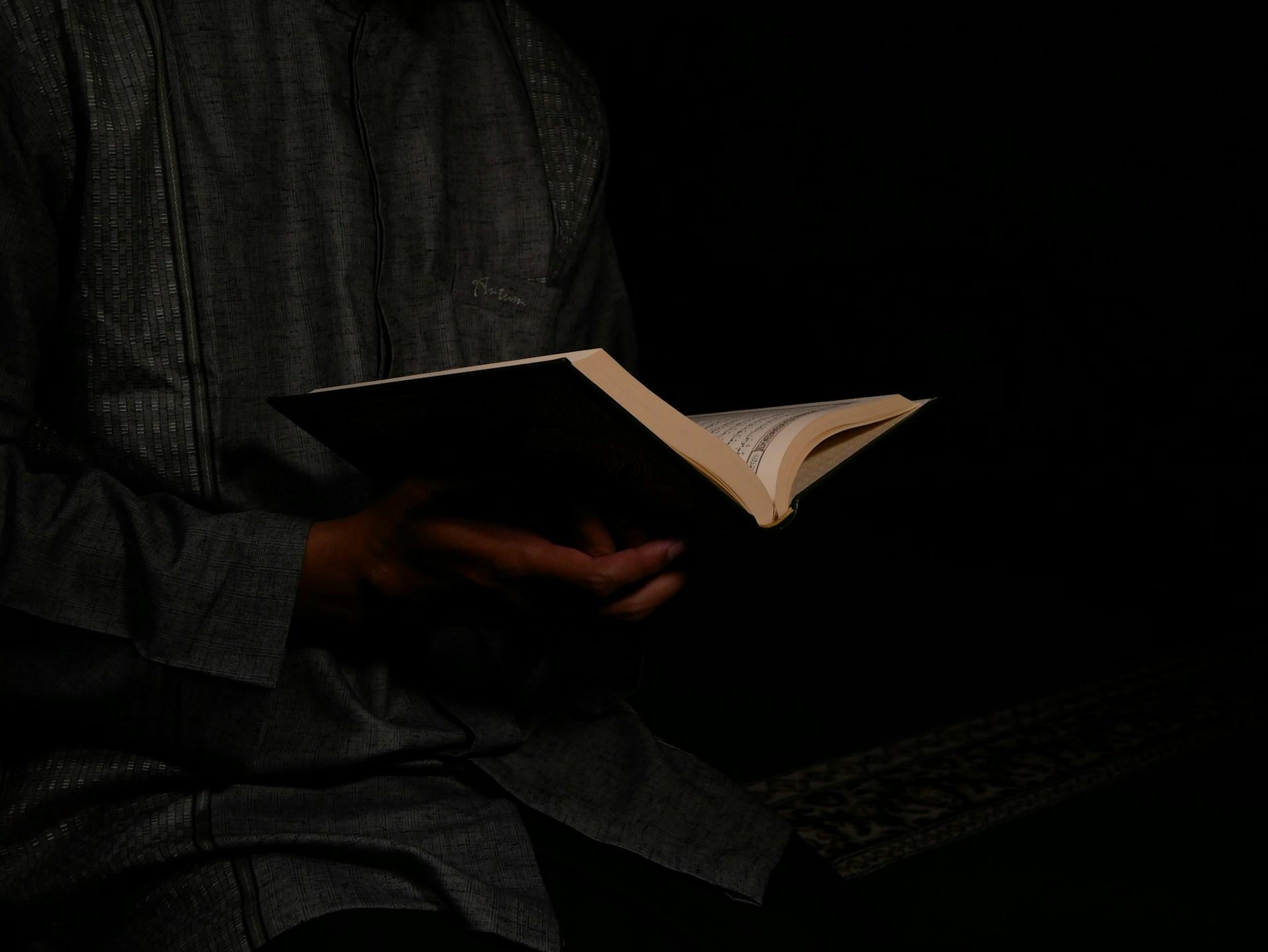 Apakah Boleh Membaca Al-Qur'an Tanpa Wudhu Ini Jawabannya