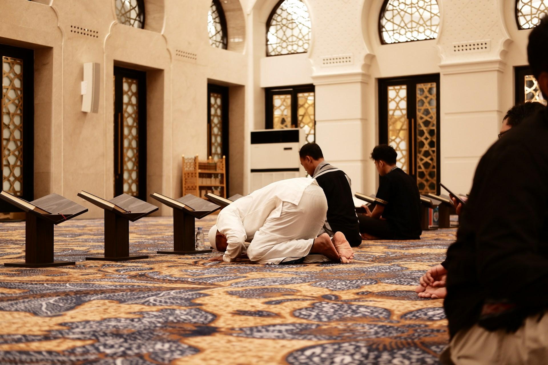 Tata Cara Solat Subuh Lengkap Beserta Bacaan dan Keutamaannya