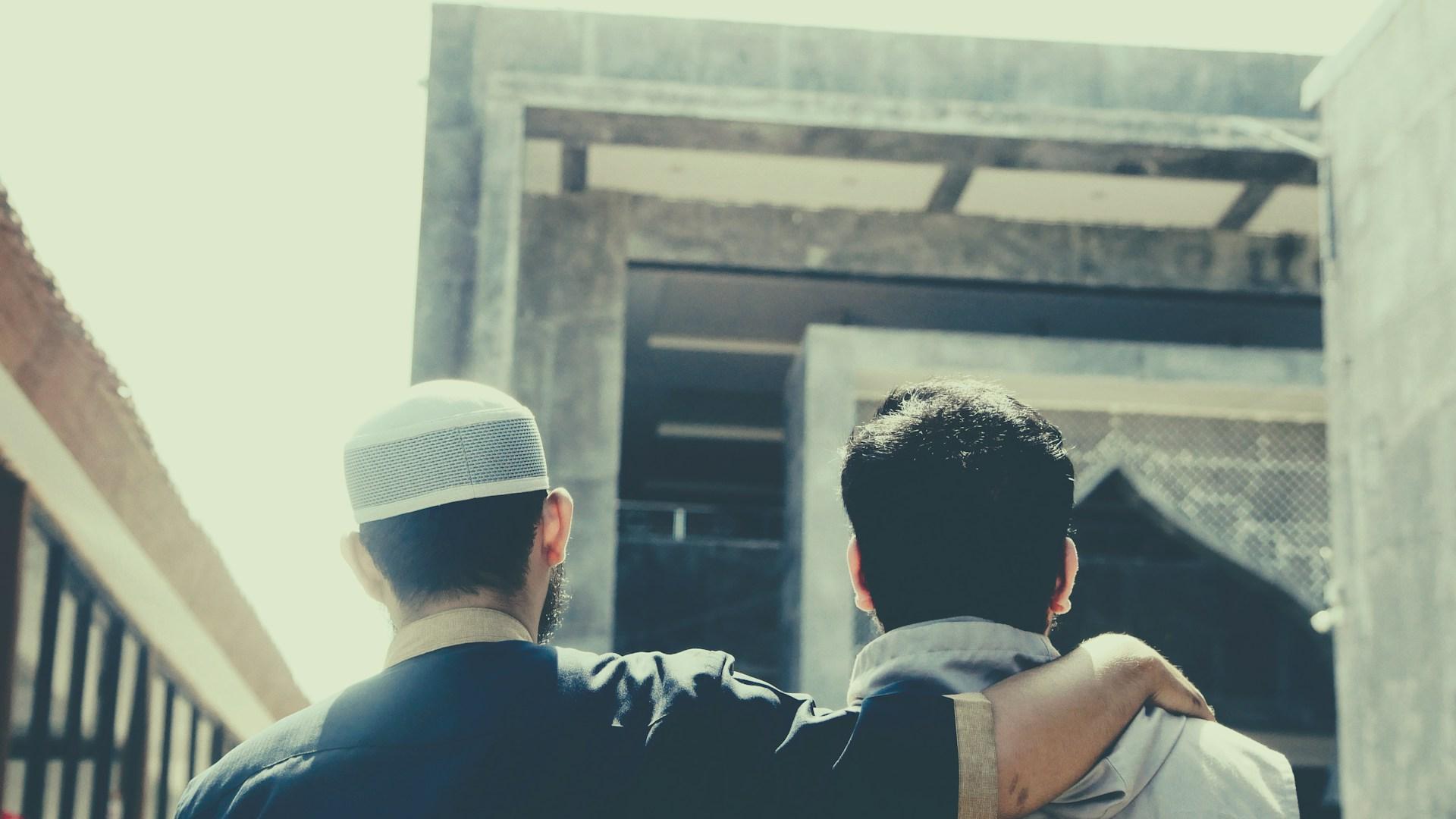 Dalil Tolong Menolong dalam Islam dan Mulianya Hafiz Qur'an