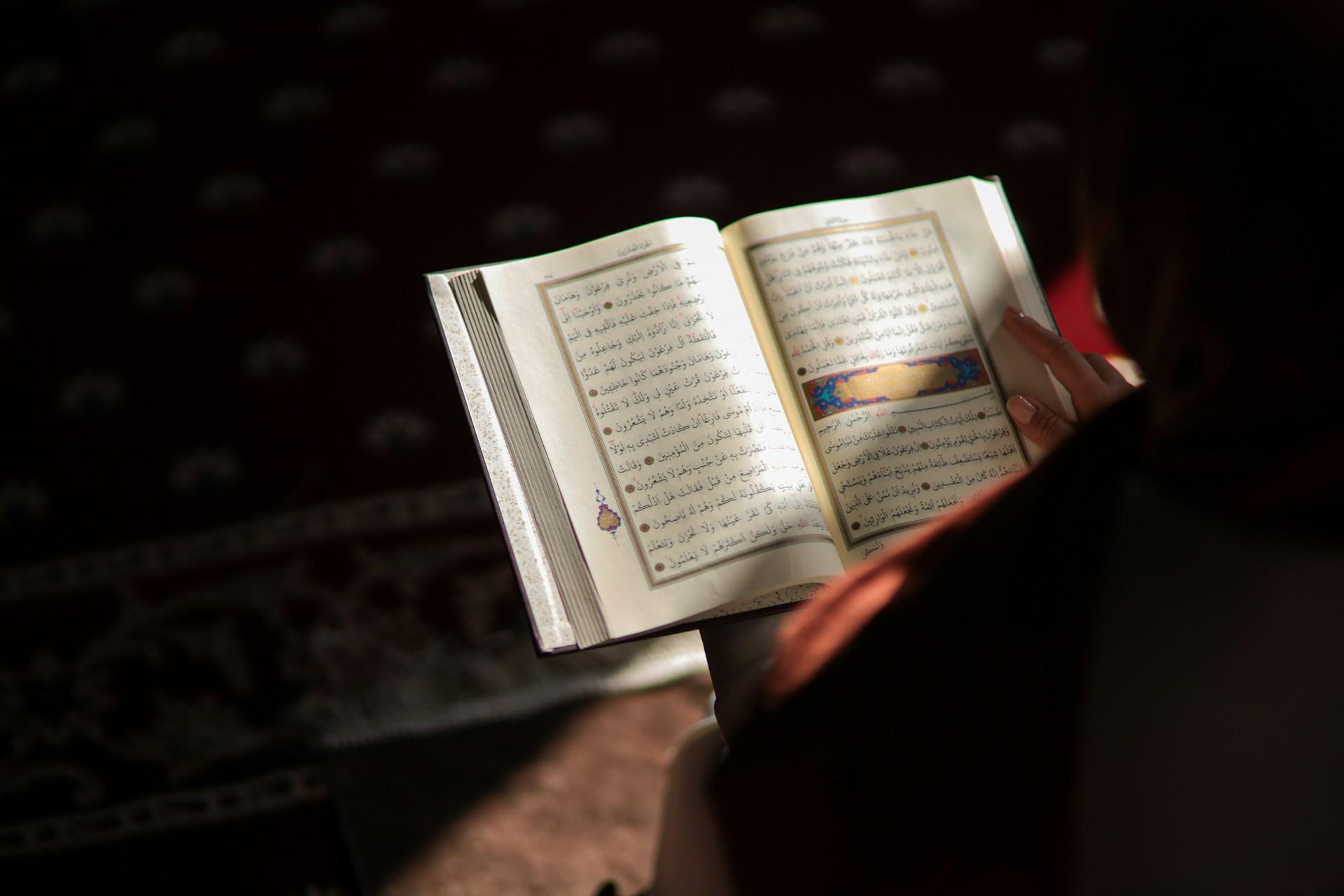 10 Ayat Terakhir Surat Ali Imran, Keutamaan dan Kisah Nabi Membacanya di Malam Hari