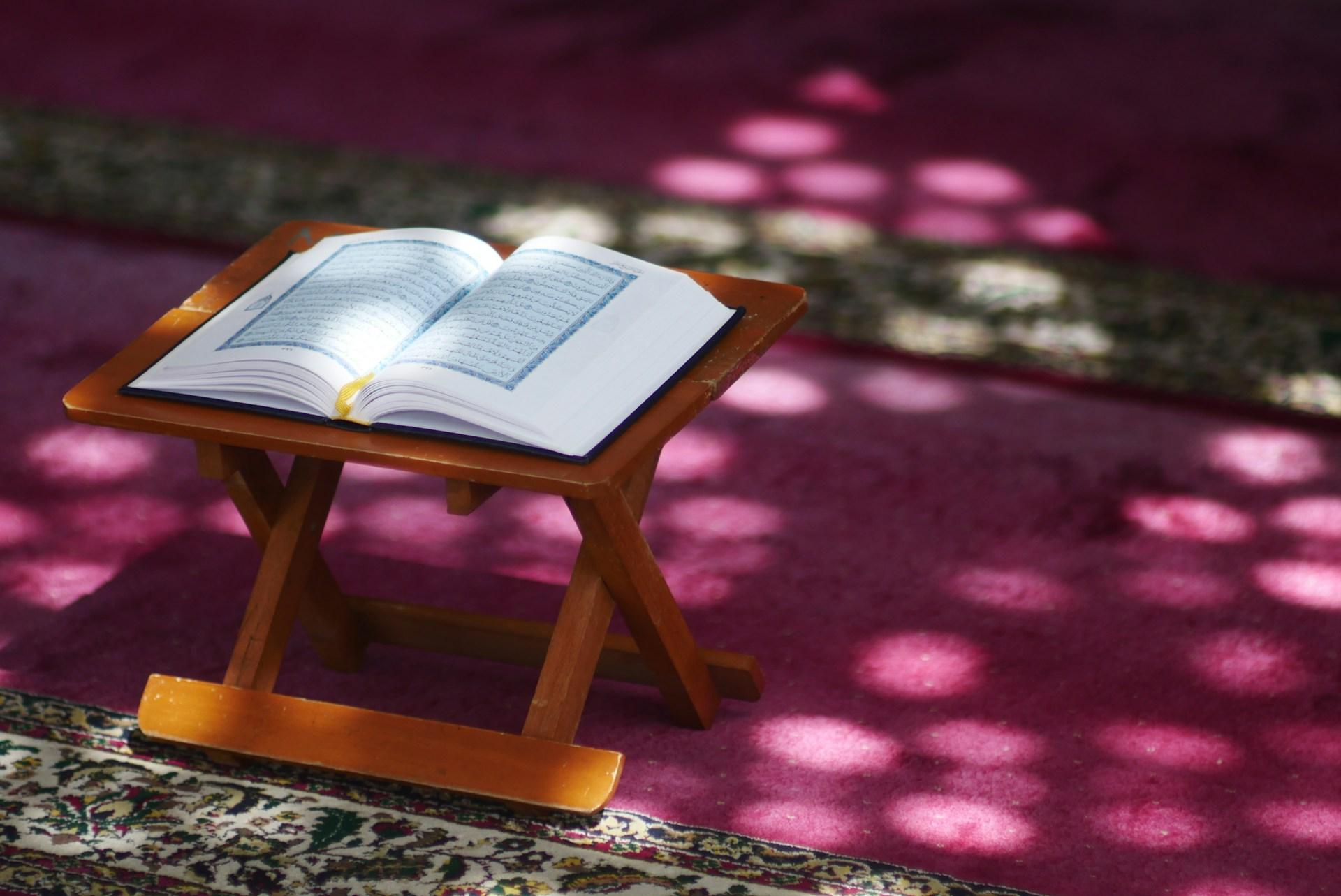 10 Contoh Qalqalah Sugra dalam Al-Qur’an dan Cara Membacanya